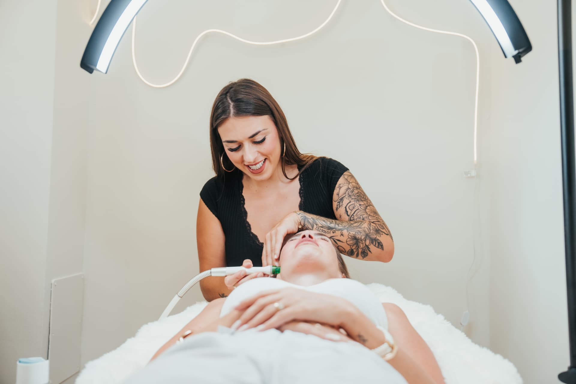 Kimberley realiza un tratamiento facial personalizado a una clienta