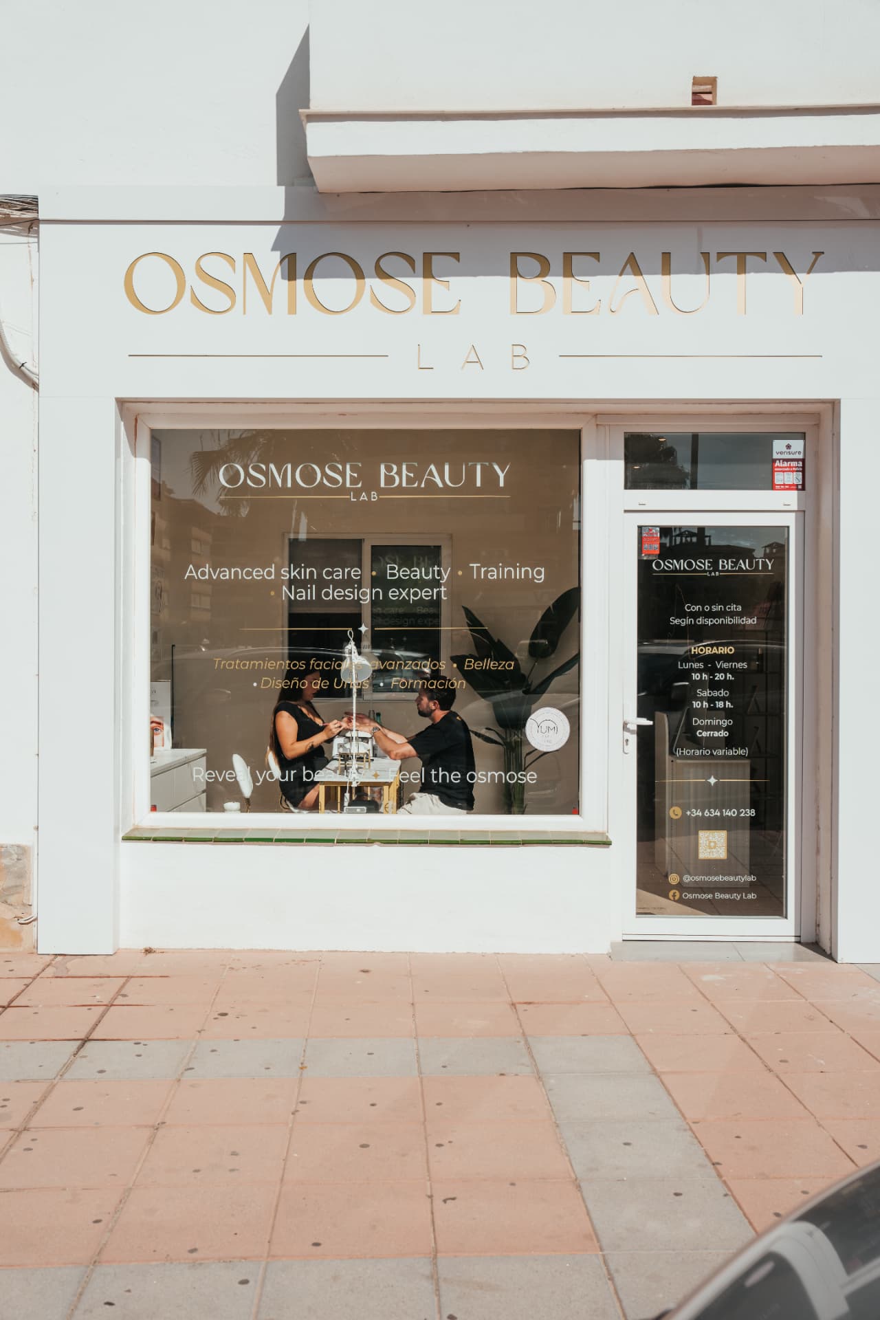 Fachada de Osmose Beauty Lab bajo el sol, Calle Ramón y Cajal, Sabinillas
