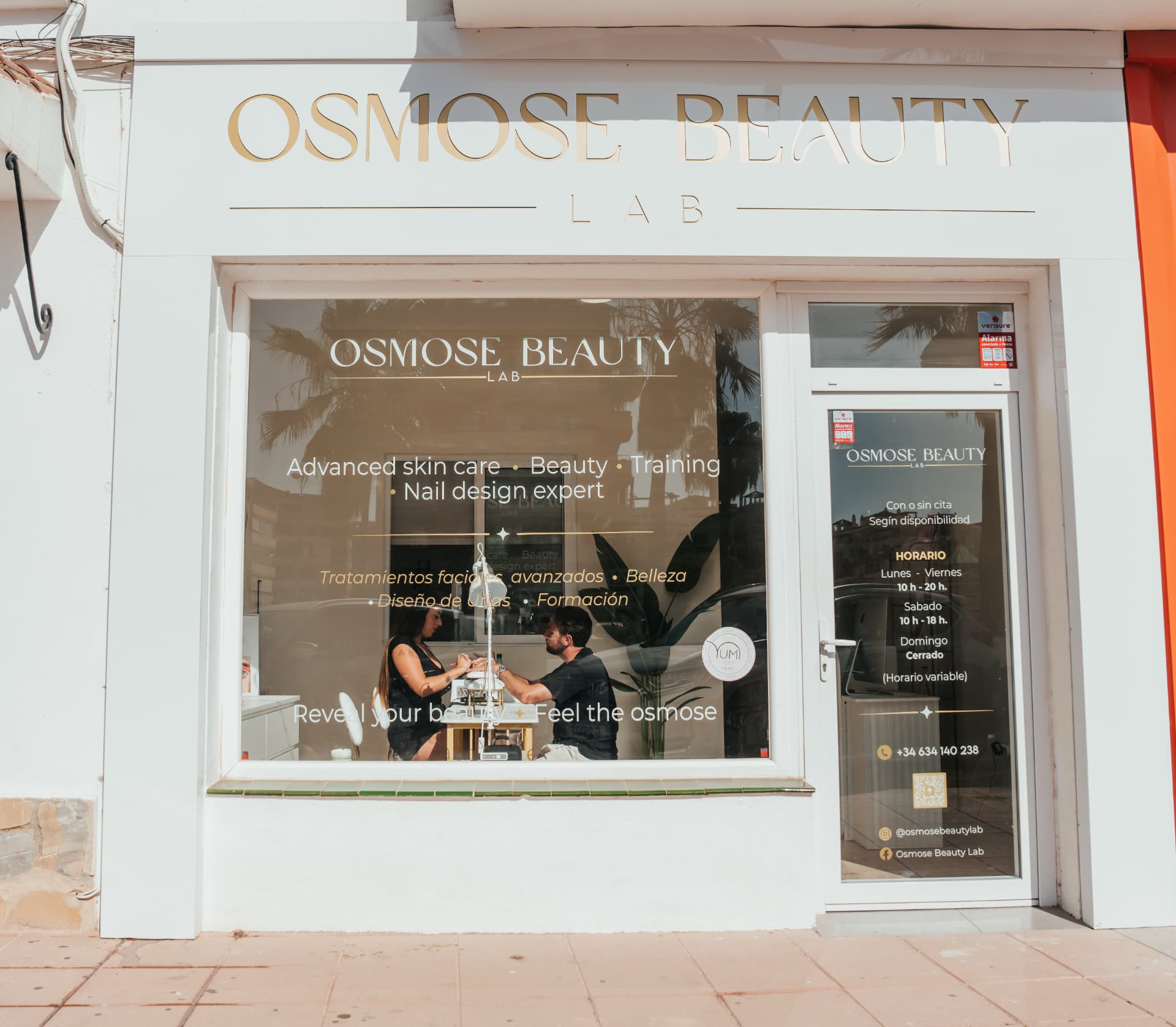 Fachada de Osmose Beauty Lab en la Calle Ramón y Cajal, Sabinillas