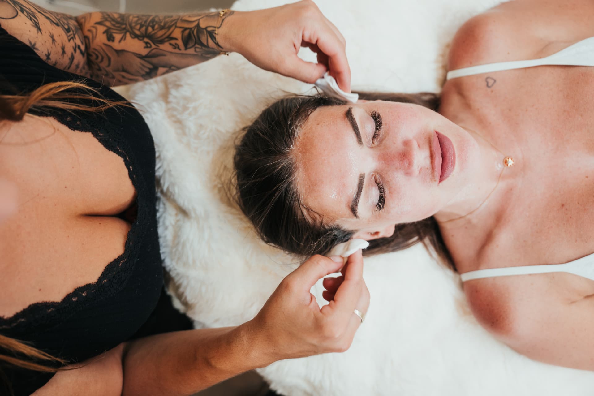 Plano cenital de una limpieza facial suave en Osmose Beauty Lab