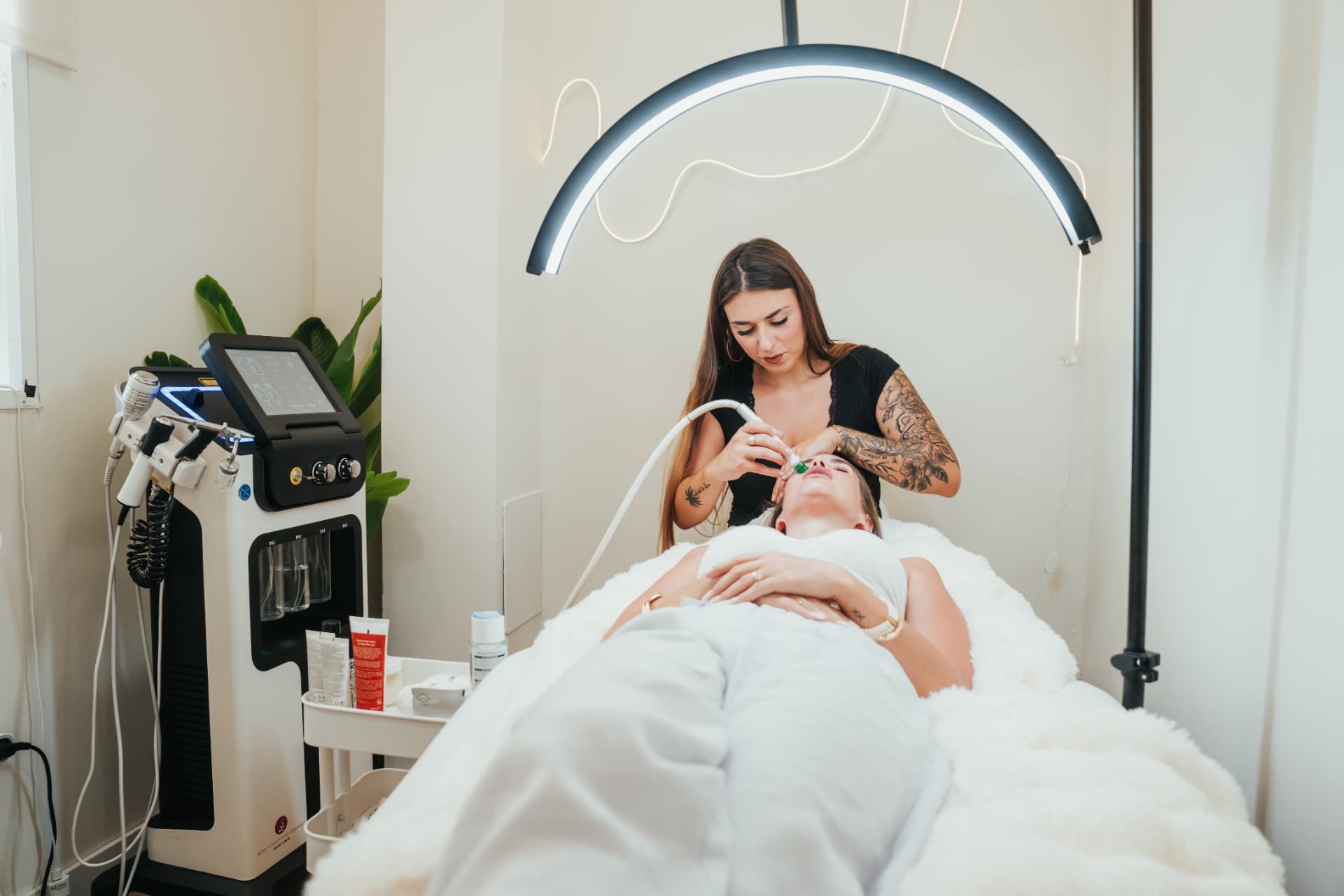 Kimberley realiza un facial bajo la lámpara de arco del estudio